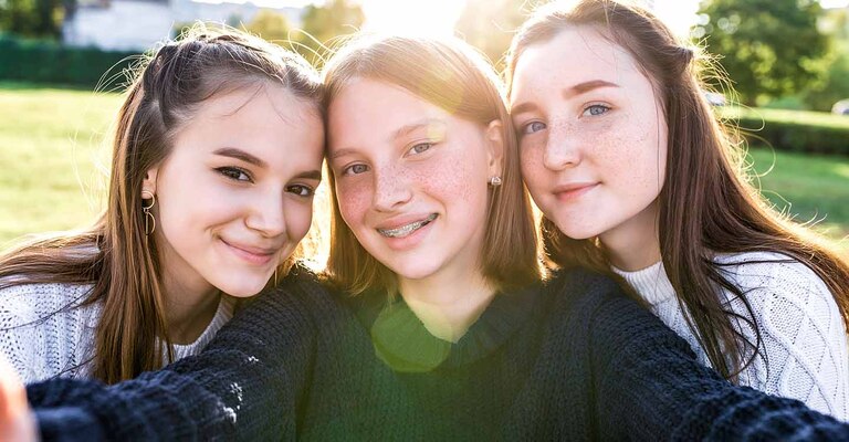 Drei Teenagerinnen machen ein Selfi