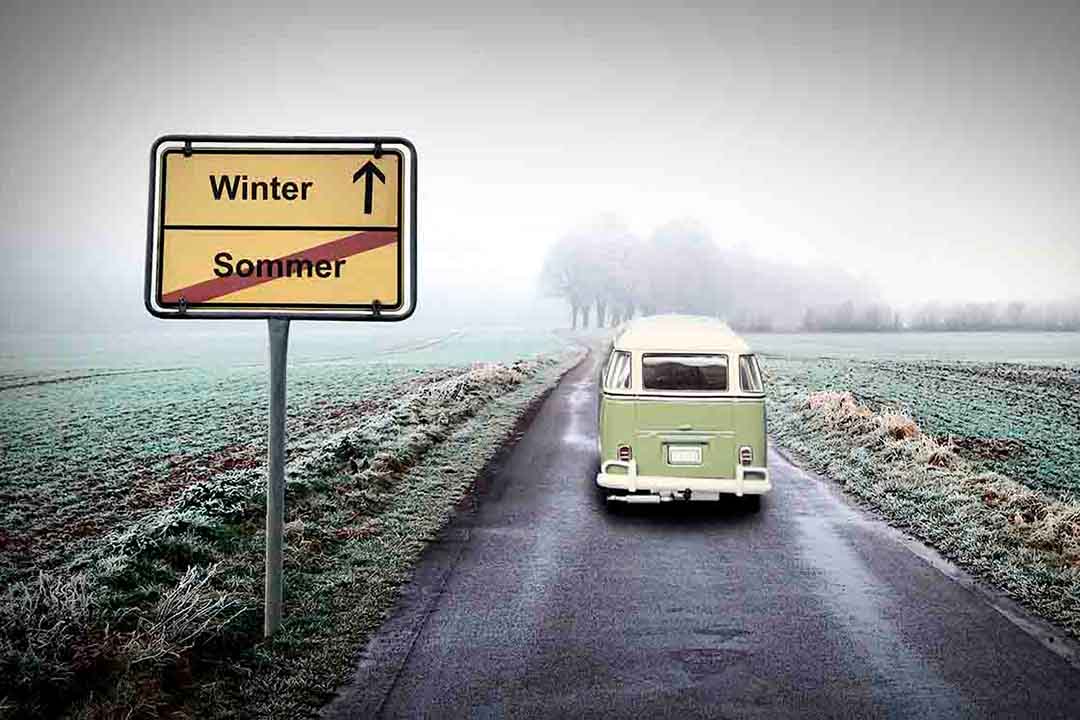 Ein Auto auf einer Landstrassev und ein Schild mit Beschriftung Richtung Winter