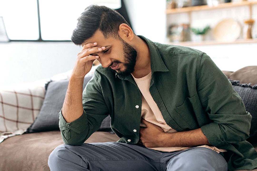 Baertiger Mann mit Bauchschmerzen