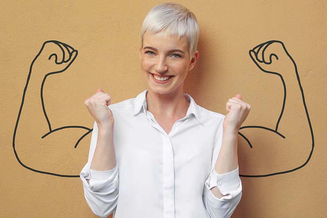 Eine dynamische Frau ballt Ihre Fäuste