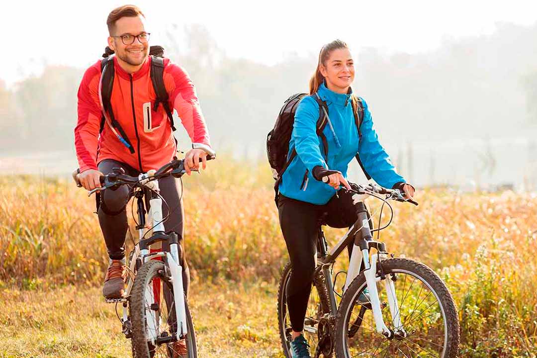 Ein Paar unterwegs mit Mountainbikes