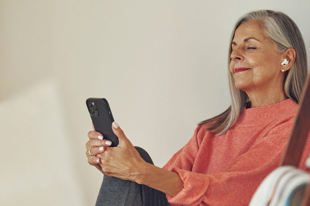 Eine Frau relaxt und schaut auf ihr Smartphone