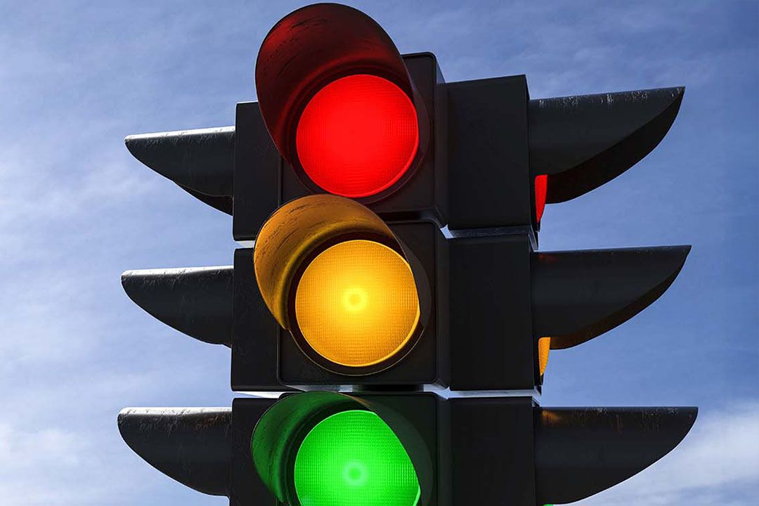 Eine Strassenampel an der alle 3 Lichter leuchten