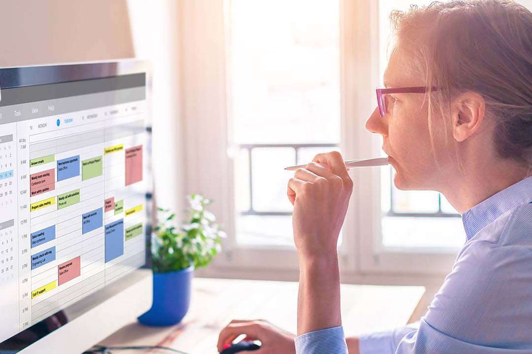 Eine Frau am Computer plant ihre Termine