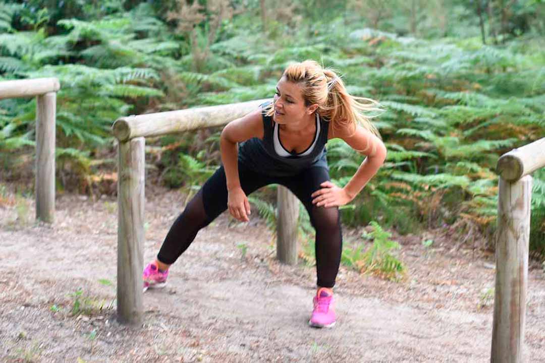 Frau übt auf einem Fitness Pfad