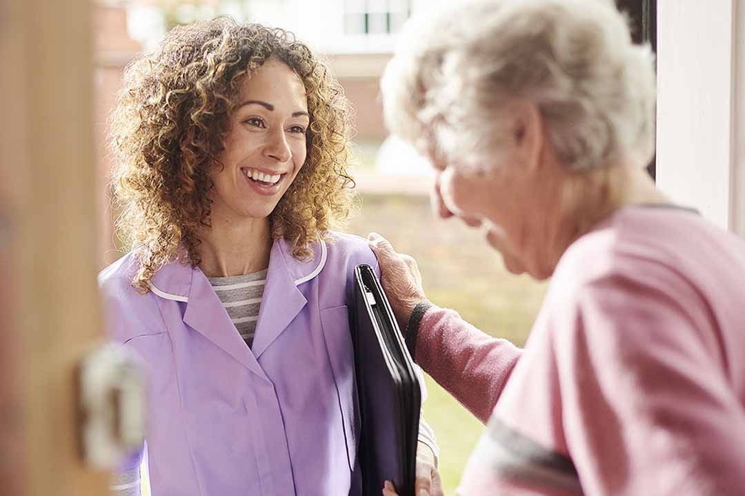 Junge Frau hilft Seniorin