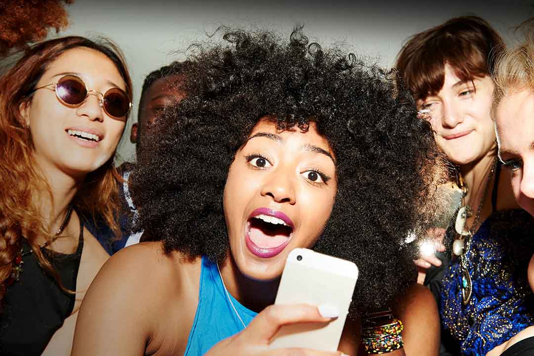 Junge Frauen feiern lachend