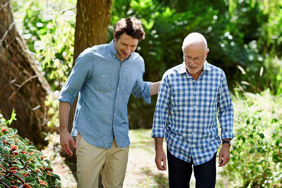 Junger und älterer Mann gehen spazieren