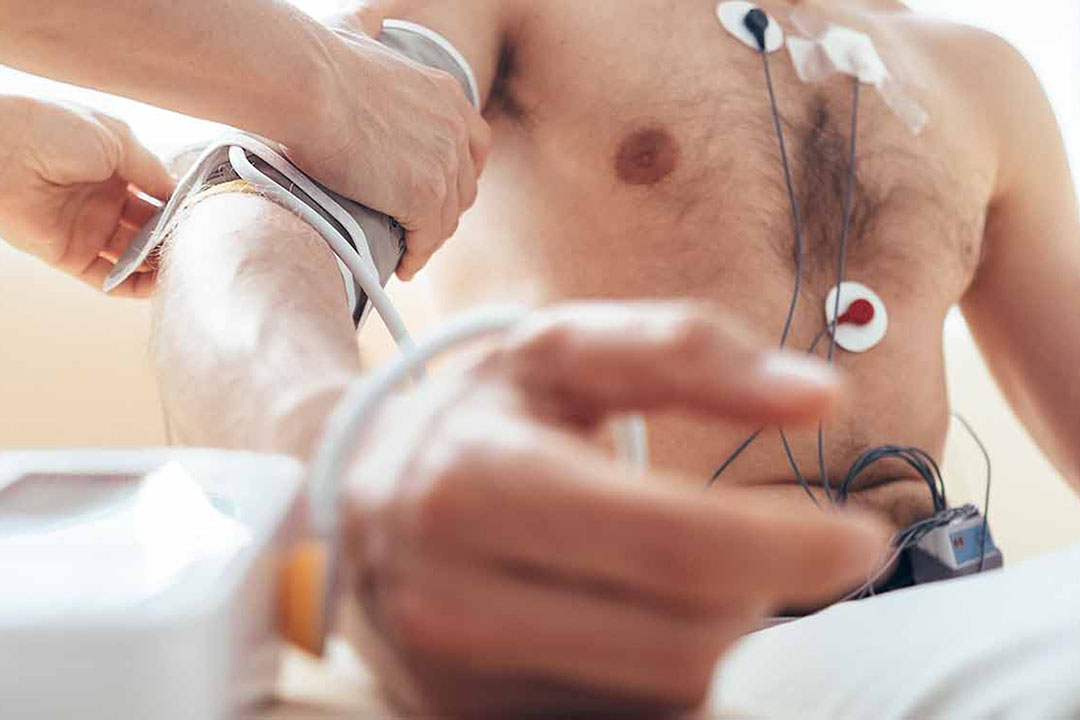 Ein Mann bekommt Langzeit EKG Elektroden angelegt