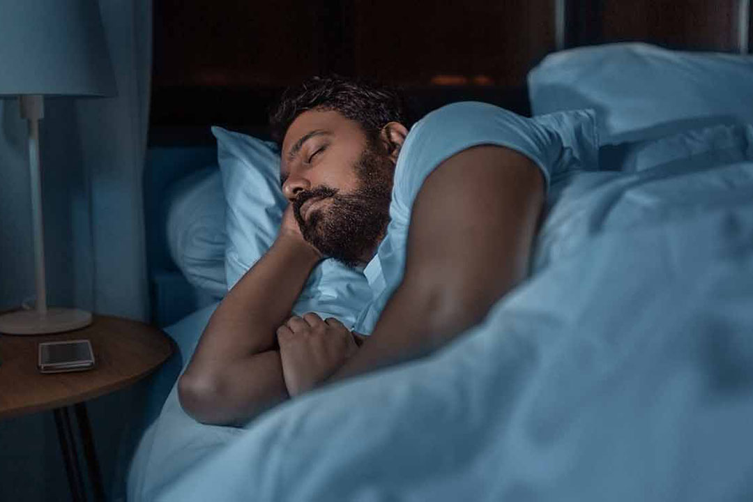 Ein schlafender Mann im Bett