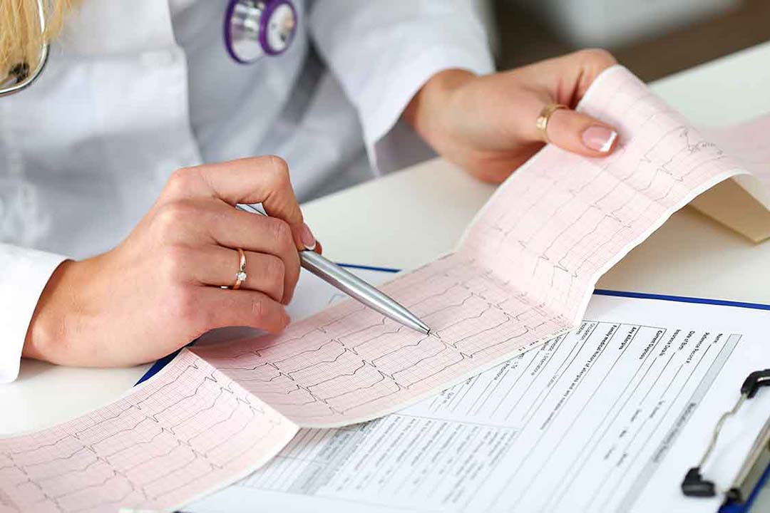 Ärztin wertet ein EKG aus