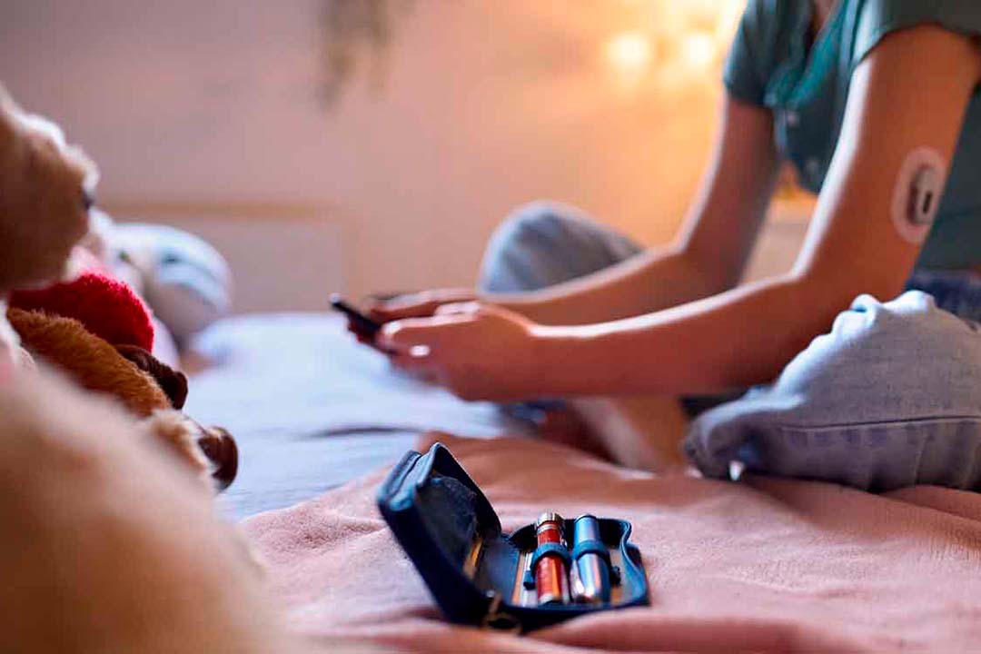 Junge Frau mit einem Diabetes Testset