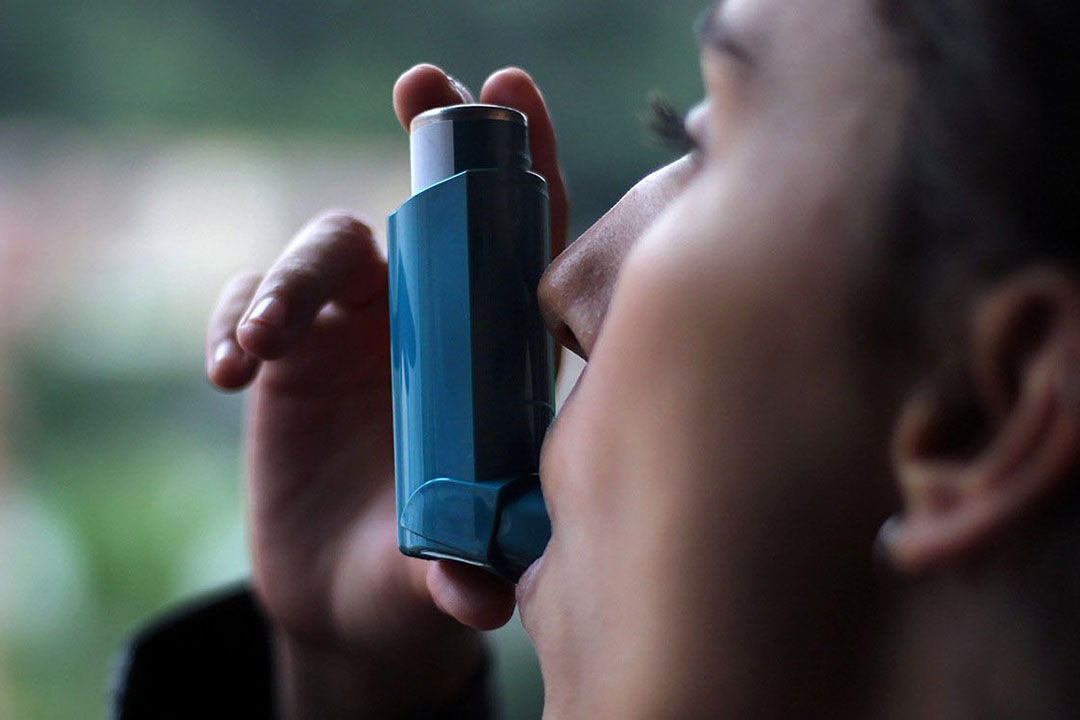 Eine Frau mit einer Asthmapumpe