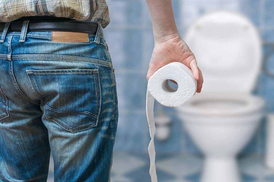 Nahaufnahme - Mann mit Toilettenpapier Rolle