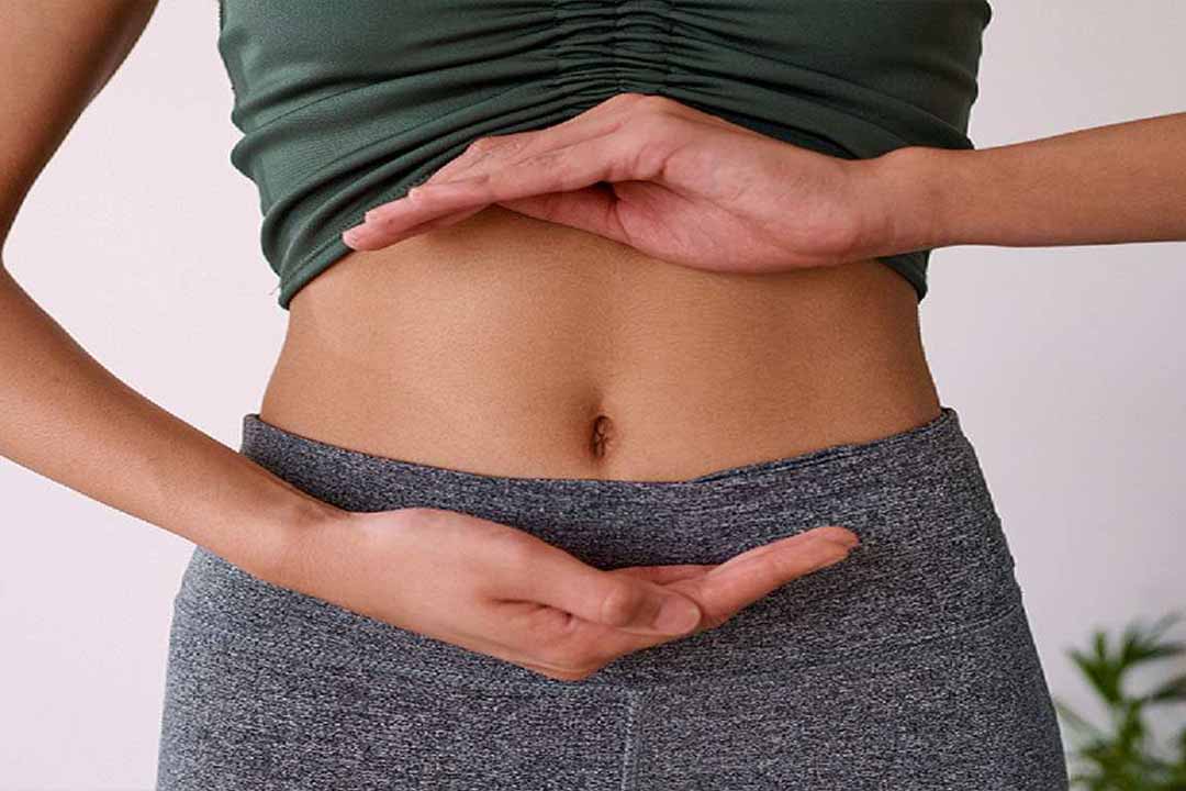 Nahaufnahme, Frau hält zwei Hände übereinander vor ihrem Bauch