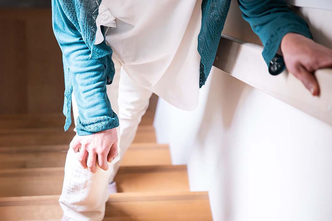 Eine Person geht eine Treppe hoch