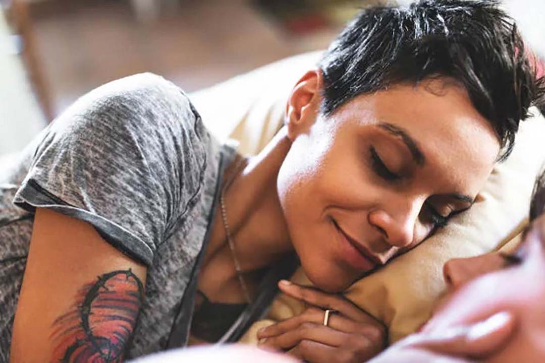 Frau mit geschlossenen Augen im Bett