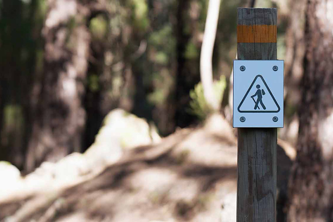 Holzpfahl mit Wanderweg Markierung