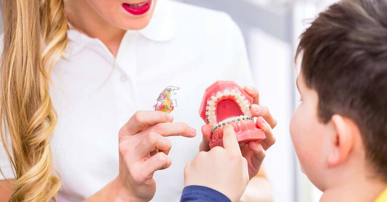 Welche kieferorthopädischen Zahnspangen und Geräte gibt es?
