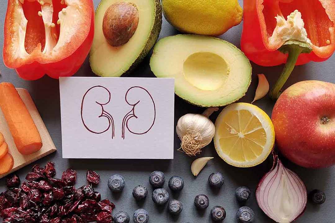 Zeichnung mit Nieren sowie viele gesunde Lebensmittel