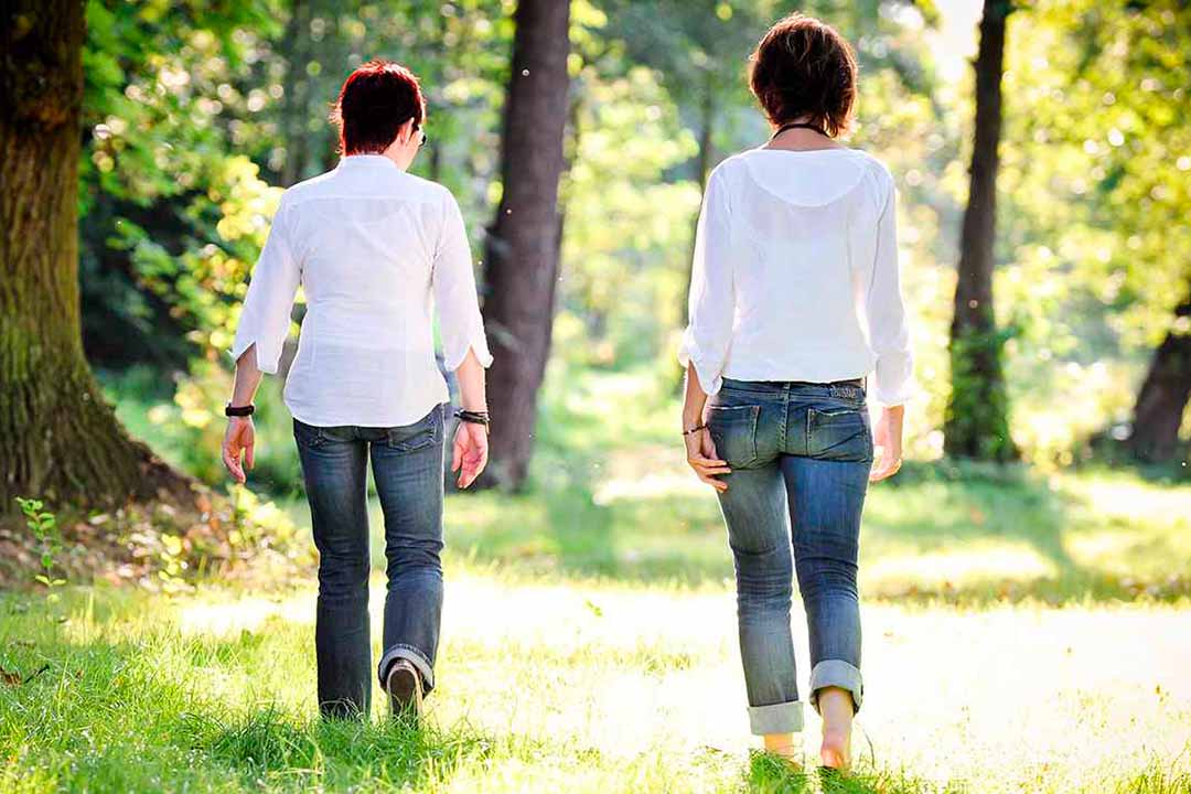 Zwei Frauen gehen durch einen Wald