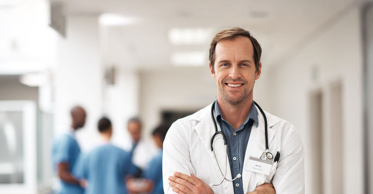 Arzt mit verschränkten Armen