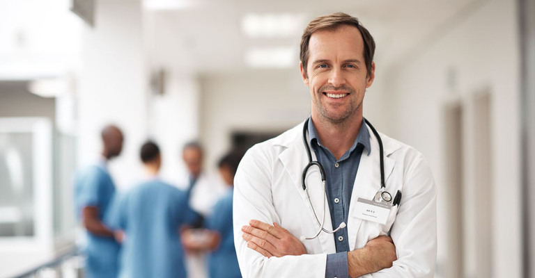 Arzt mit verschränkten Armen