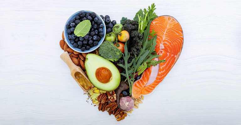 Avocado, Lachs, Gemüse und Nuesse geformt zu einem Herz