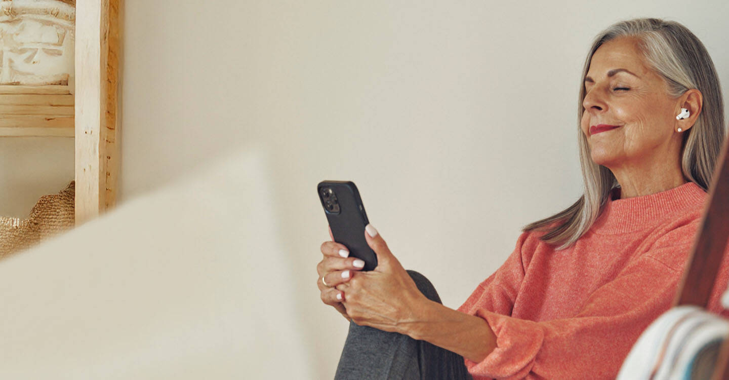 Eine Frau relaxt und schaut auf ihr Smartphone