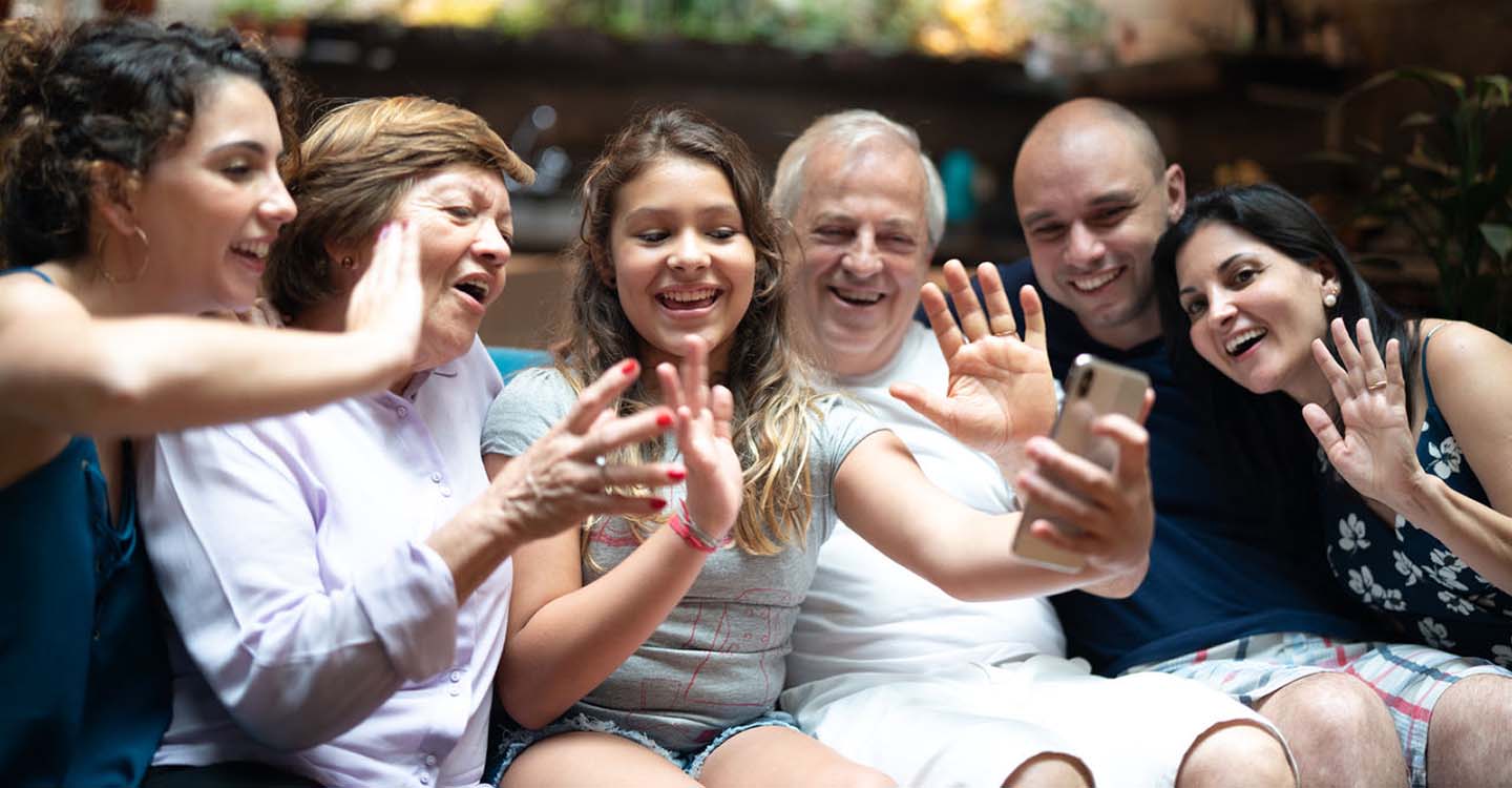 Grosseltern, Eltern und Kinder machen ein Selfie