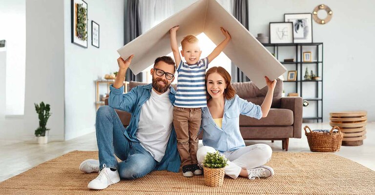 Familie mit Kind sitzt auf dem Boden