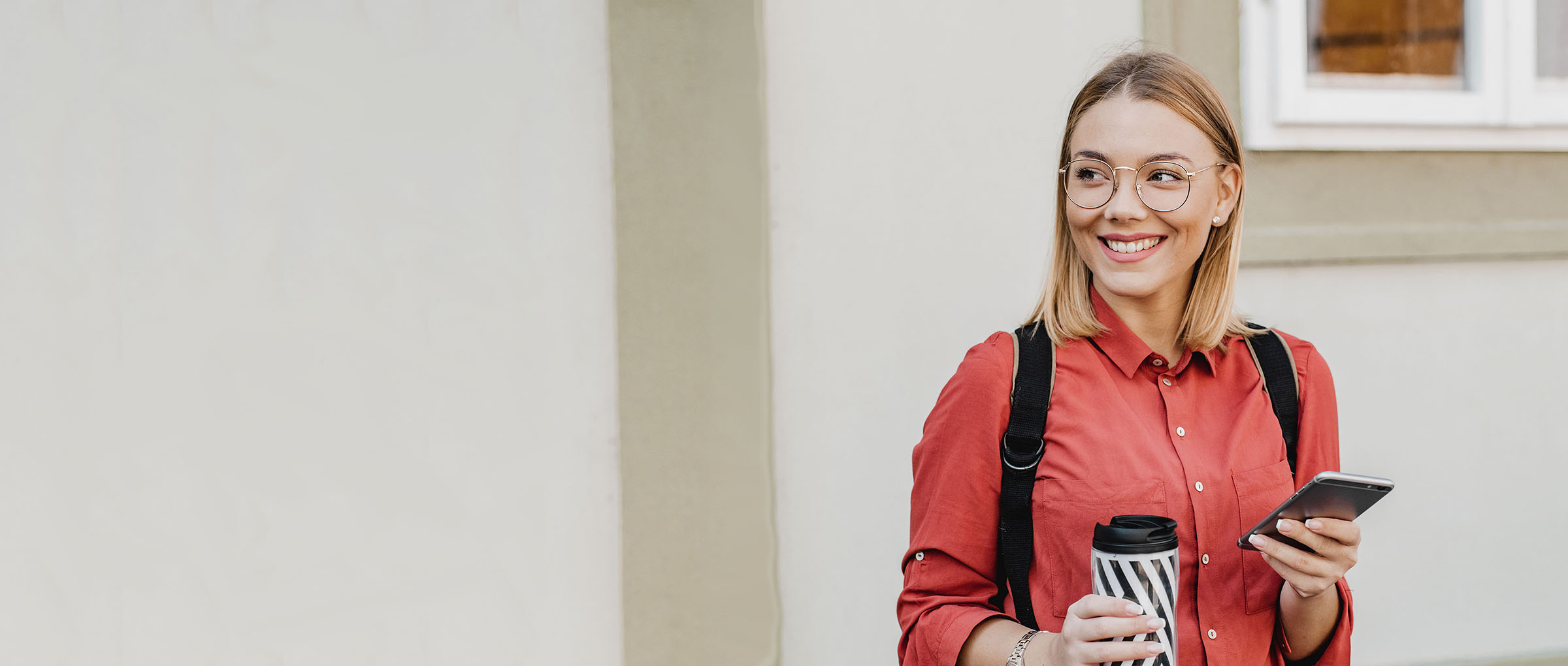 Eine Frau auf einem Rad, im Hintergrund ein rennender Mann