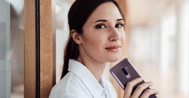 Eine Frau mit Smartphone in der Hand