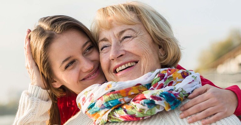 Eine glückliche Mutter und Tochter