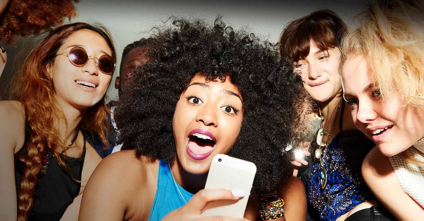 Junge Frauen feiern lachend