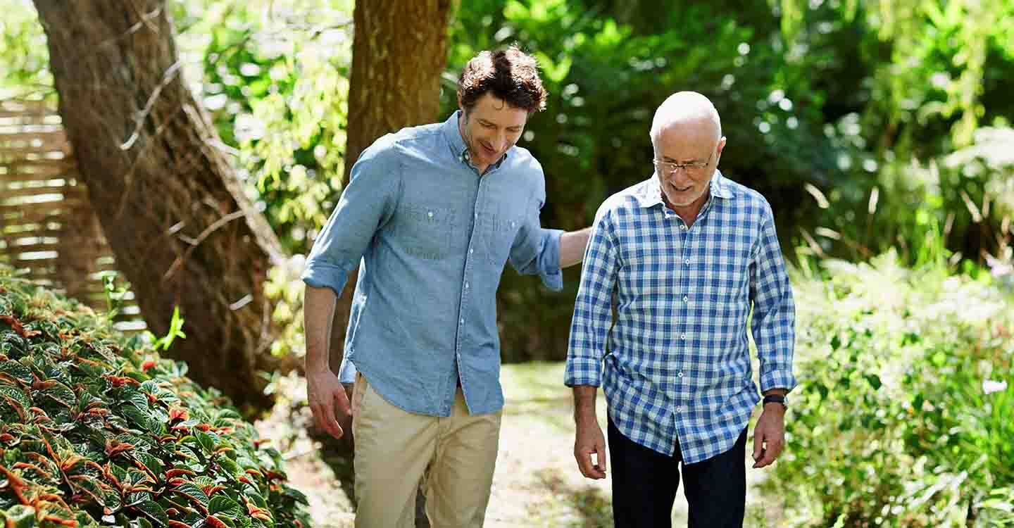 Junger und älterer Mann gehen spazieren