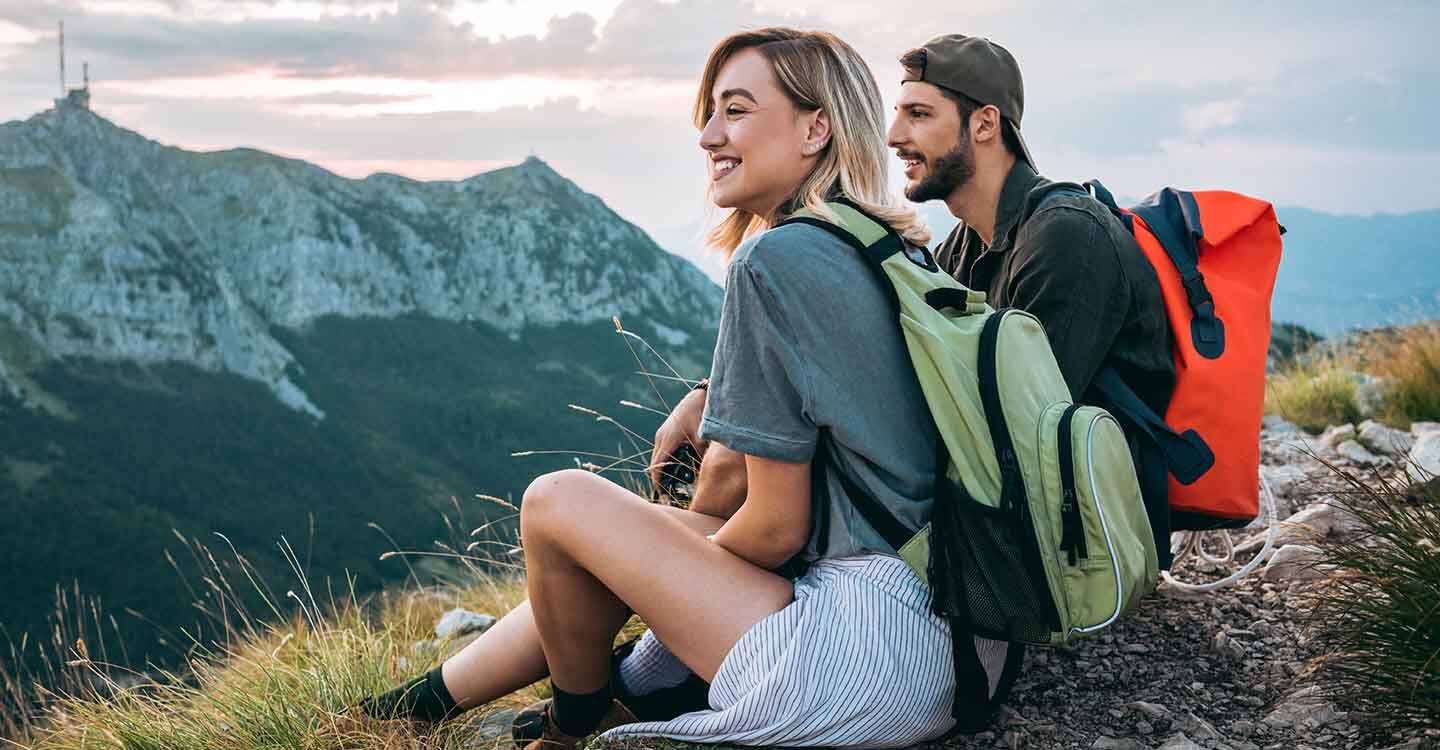 Junges Paar genießt Aussicht auf einem Berg