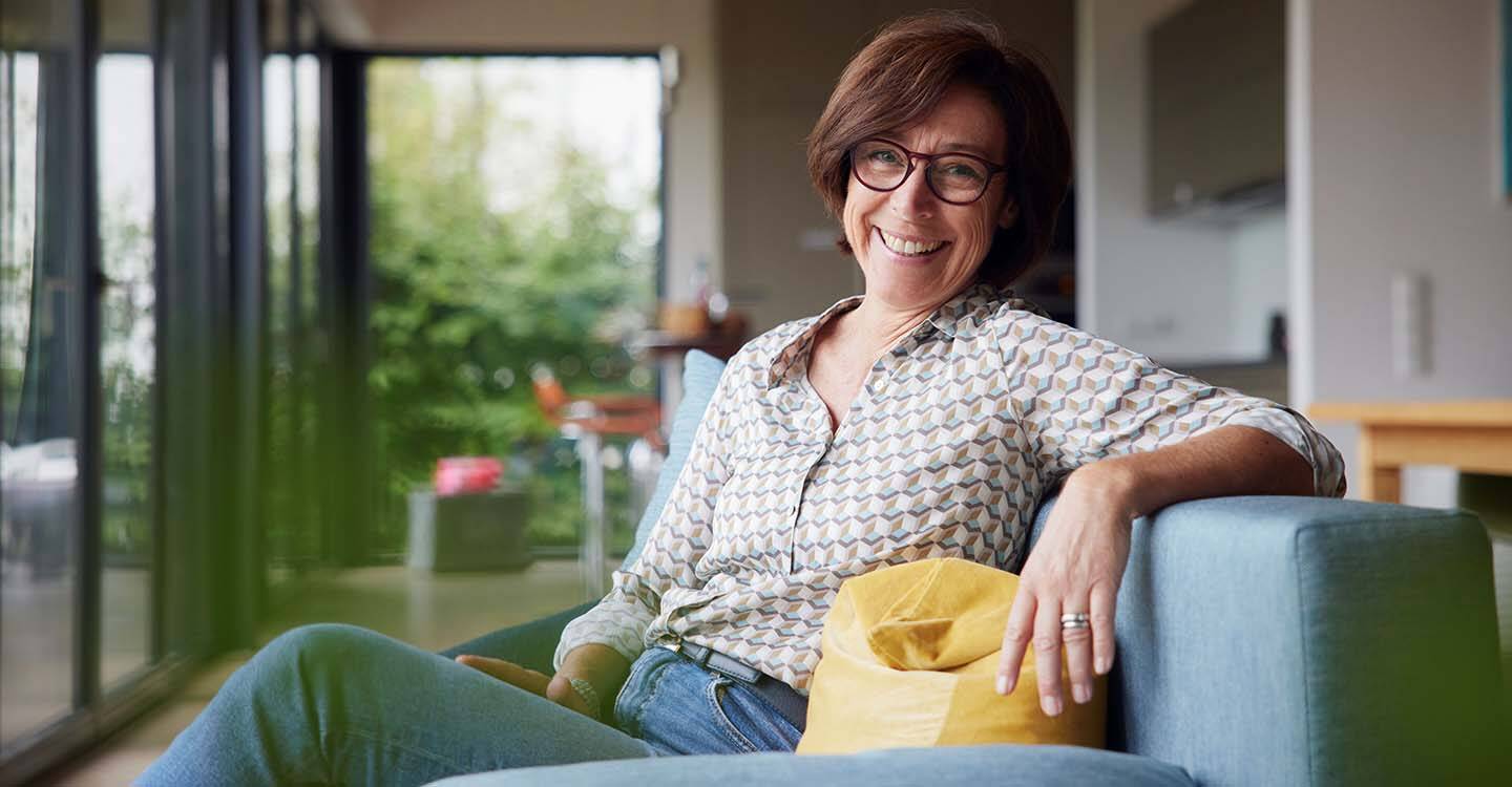 Lächelnde Frau auf einem Sofa
