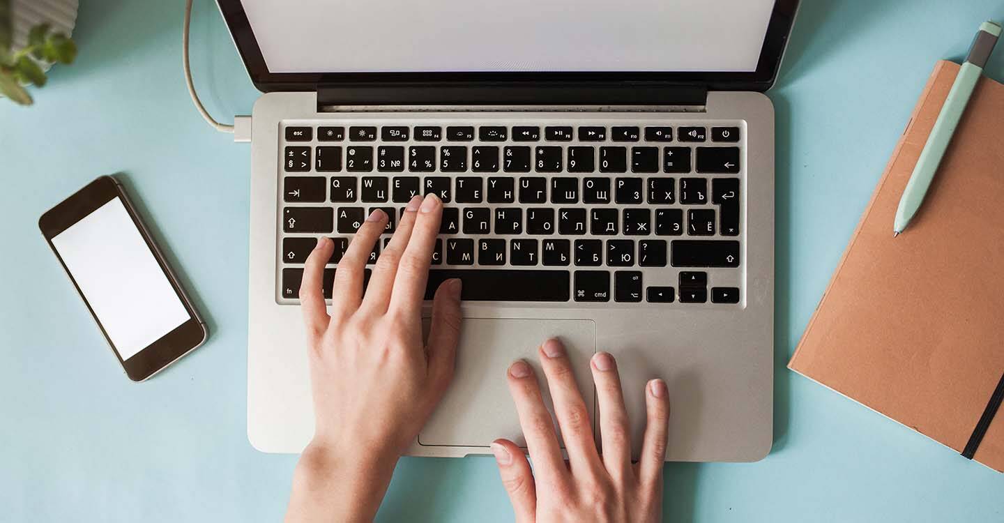 Ein Laptop von oben gezeigt