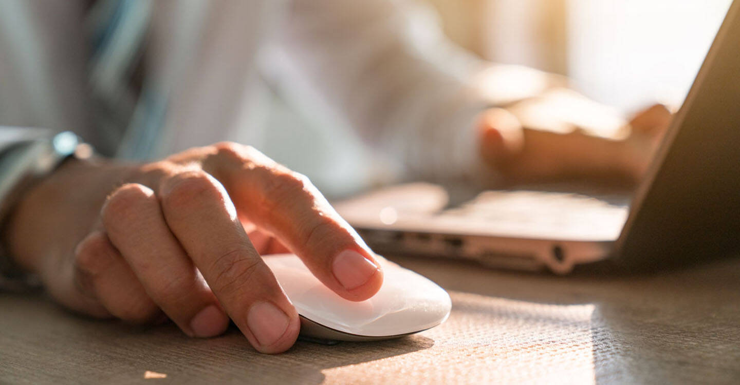 Nahaufnahme einer Hand mit Computermaus