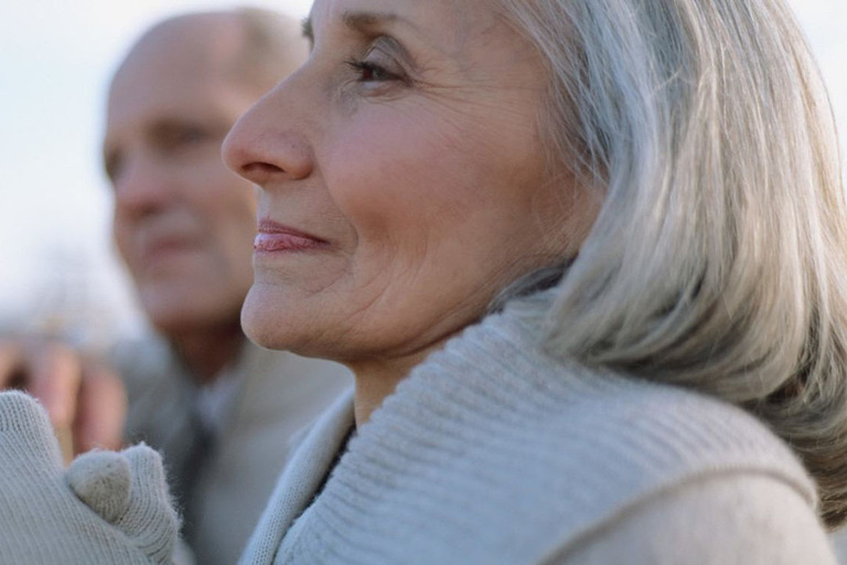 Nahaufnahme einer Frau die in die Ferne schaut