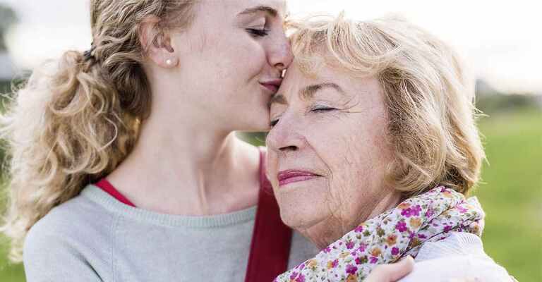 Junge Frau mit Seniorin