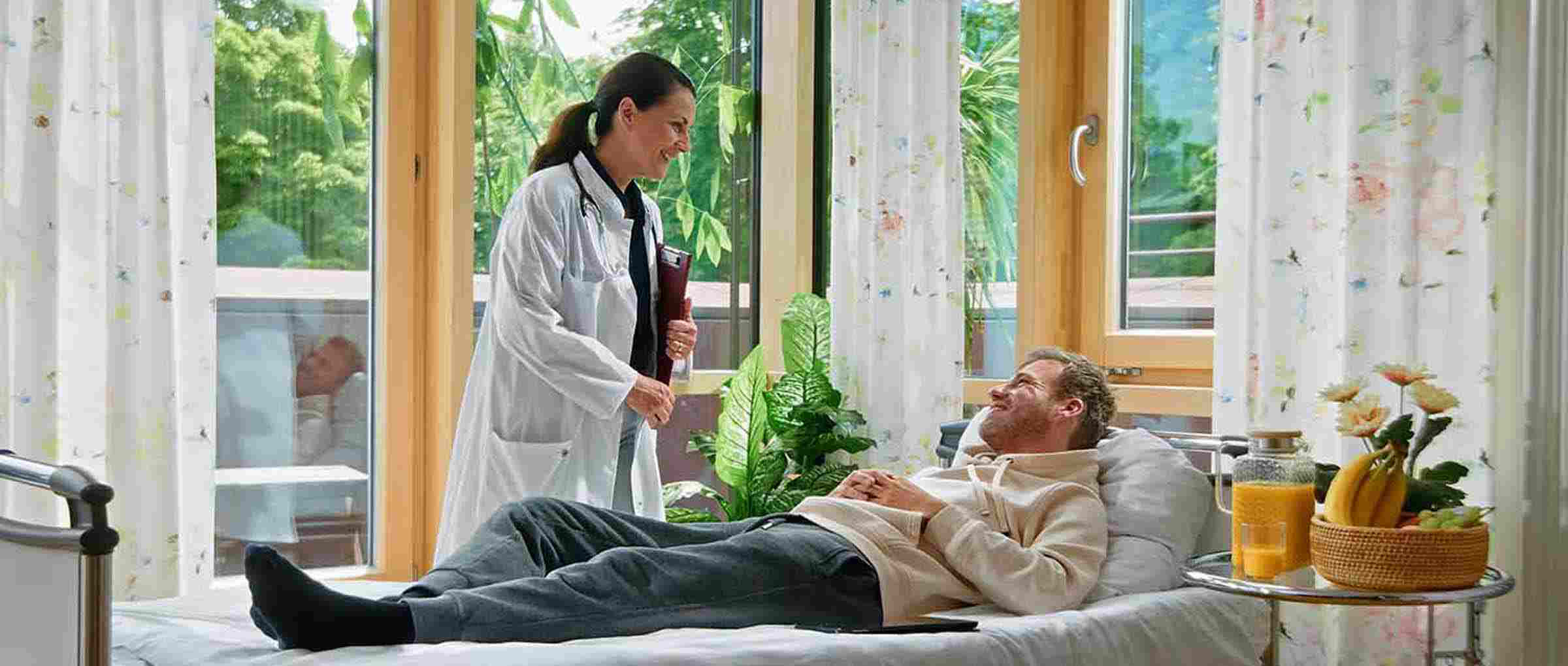 Ein Mann liegt im Krankenhausbett bei der Arzt Visite