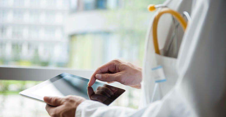 Nahaufnahme - Arzt hält ein Tablet in den Händen