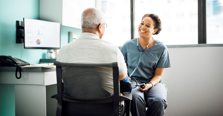 Ärztin spricht mit einem Patienten