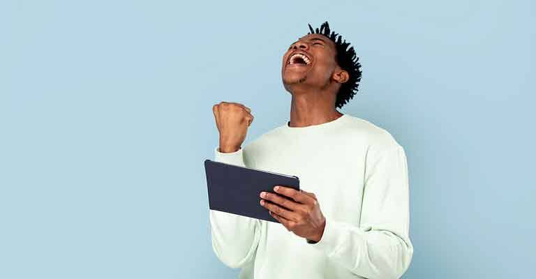 Ein jubelnder Mann mit Tablet