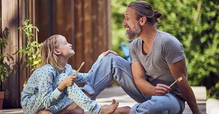 Vater und Tochter zeigen sich gegenseitig die Zähne