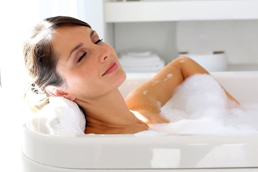 Eine Frau entspannt in der Badewanne