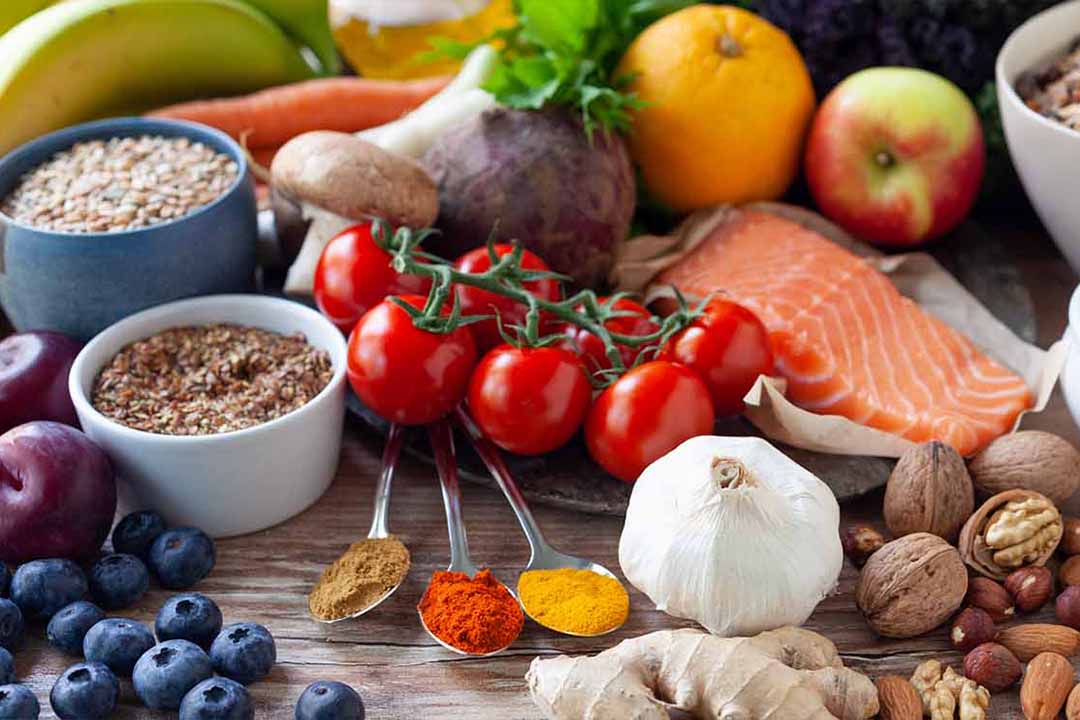 Tisch mit Gewürzen, Getreide und Gemüse